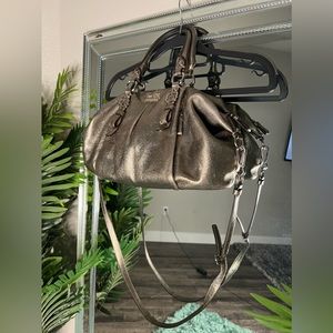 Vintage silver/ gold metallic purse can be worn as handbag or cross bag 😍